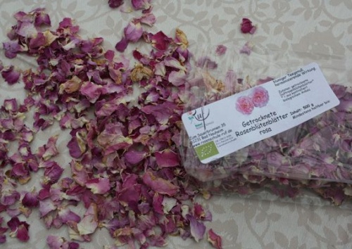 Getrocknete Rosenblütenblätter rosa